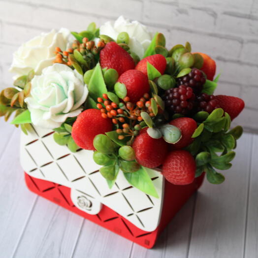 Букет из мыла Розы и клубника на 8 марта