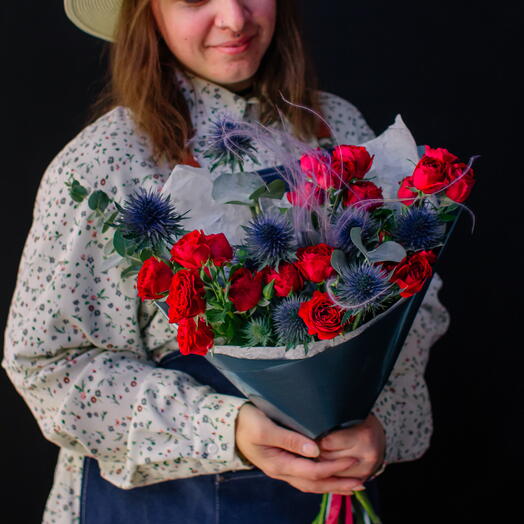 48S. Яркий дуо-букет с алыми кустовыми розами и эрингиумом