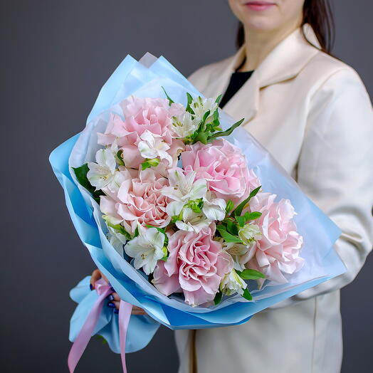 Букет французских розовых роз и альстромерий