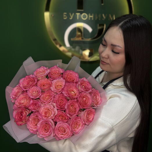 Букет из 25 розовых роз в оформлении