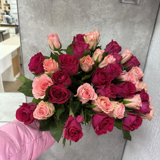 35 розовых роз