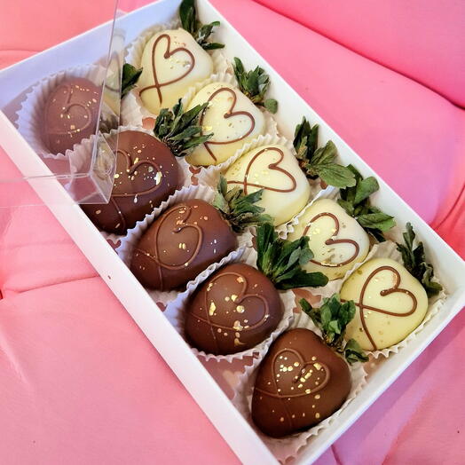 10 клубник в молочном и белом шоколаде