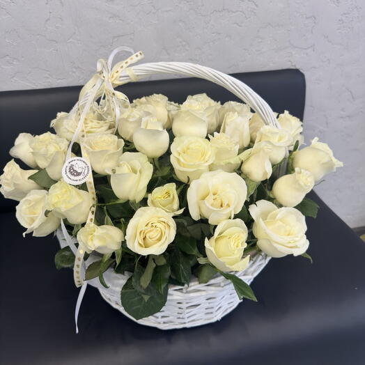 51 роза в корзине