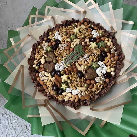 Букет из орехов, шоколадных сердечек, звездочек и надписью «С Днём Рождения»