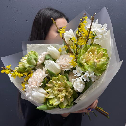 Дофаминовый, яркий весенний букет:тюльпаны, ветки, нарциссы 🌼