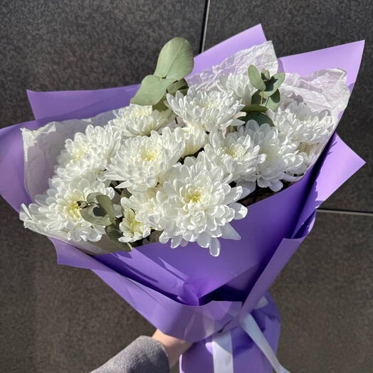 Букет из кустовой хризантемы с эвкалиптом в упаковке
