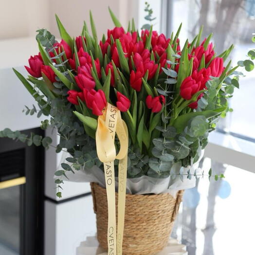 Корзина с алыми тюльпанами