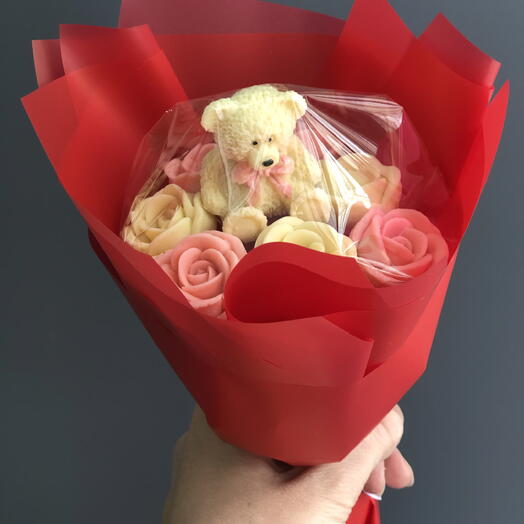 Мини-букет из шоколадных роз (7 шт) и мишки