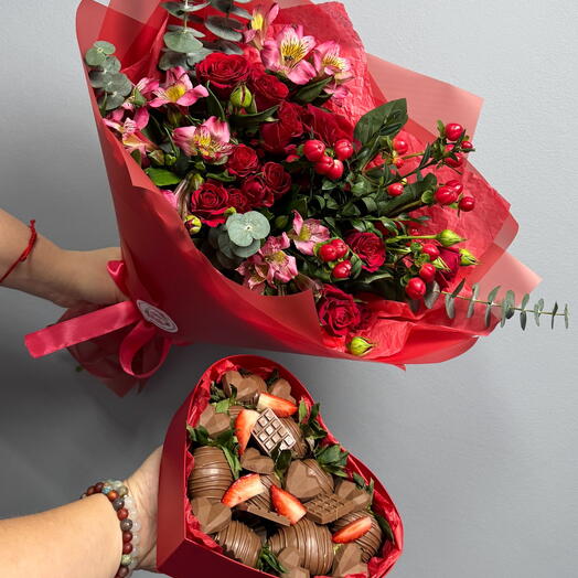 Комбо-набор цветы и клубника в шоколаде на 8 марта ♥️