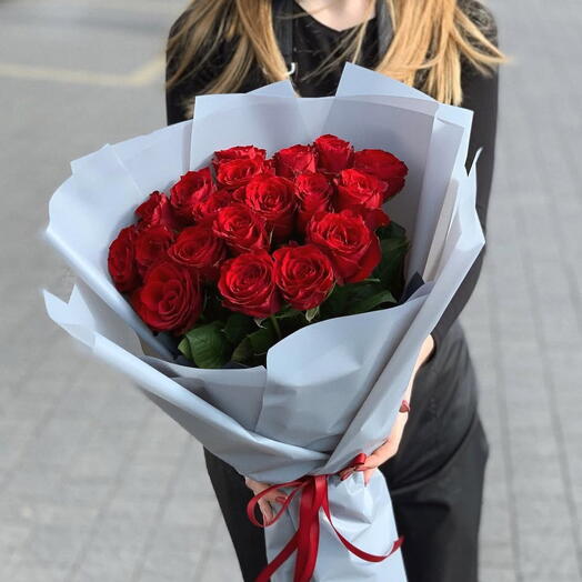 19 алых роз
