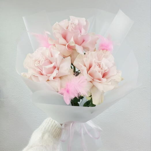 Миниатюрный букет из нежно-розовых французских роз с перьями🌸