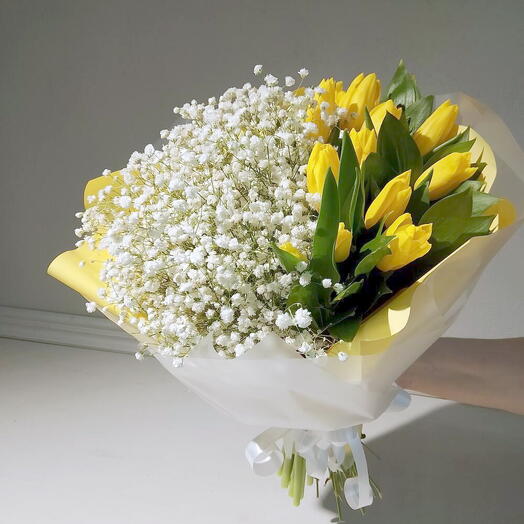 Янтарная нежность (желтые тюльпаны и гипсофила)