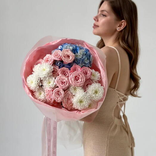 Букет из гортензий, хризантем и кустовых роз S