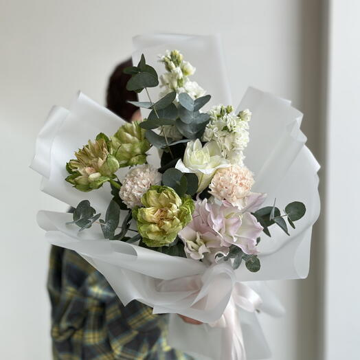 Авторский букет с пионовидной лилией и розой вегги