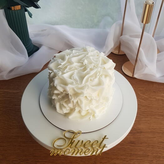 Торт белый с мастичным декором
