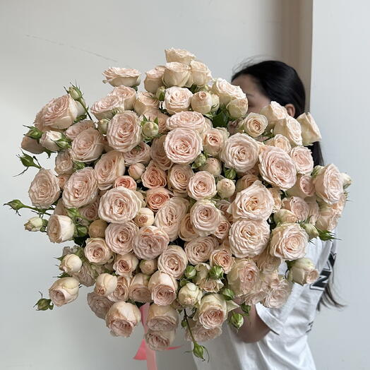 Моно из 29 кустовых бежевых роз