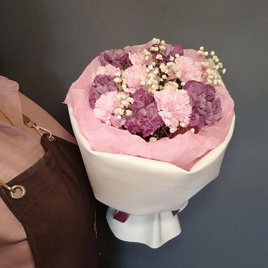 Букет для свиданий из 11 диантусов с гипсофилой