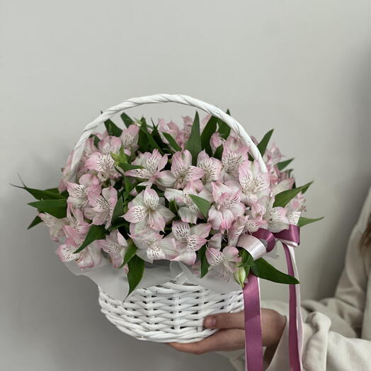 Корзина из альстромерией