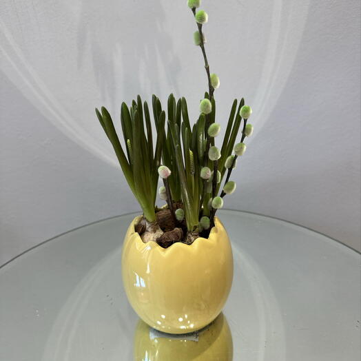 Пасхальна композиция с мускари и вербой