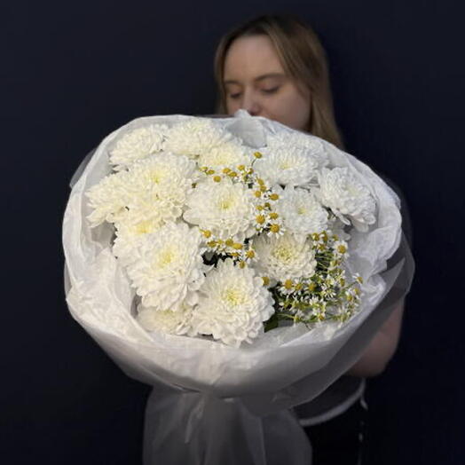 Букет «Для моей кокетки-конфетки» из кустовой хризантемы и матркиарии