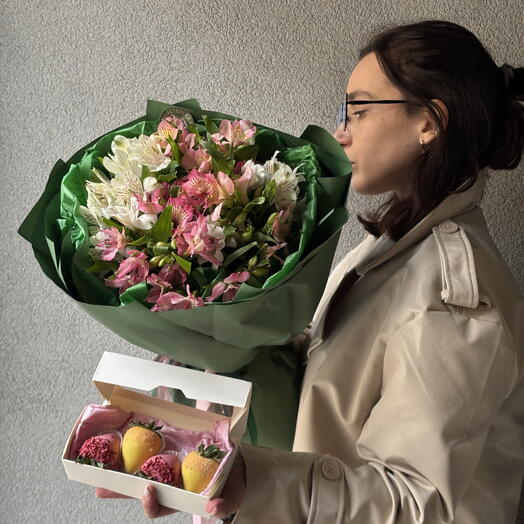 Набор «Майский Жук» цветы + клубника в шоколаде 🪲💛