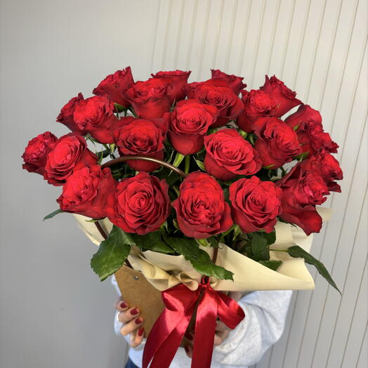 Композиция из 25 красных роз