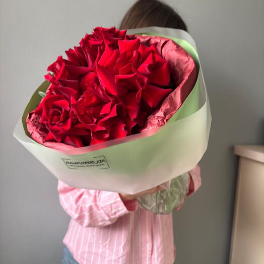 Букет алых роз