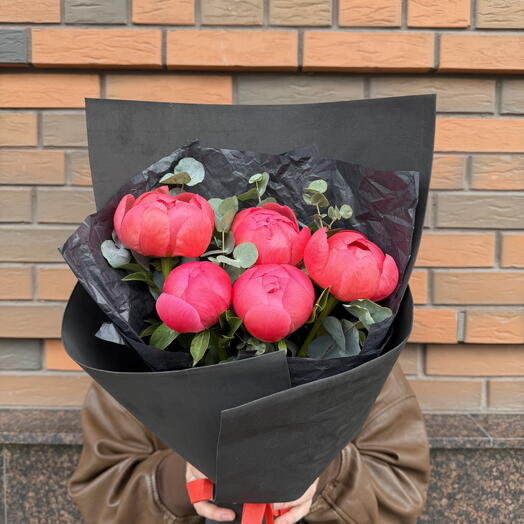 Монобукет из 5 коралловых пионов