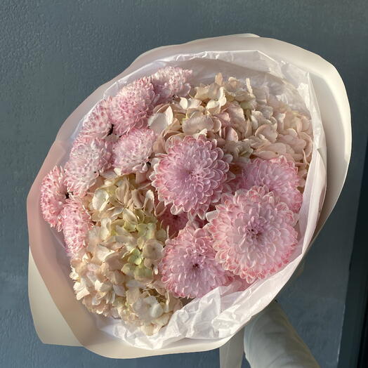 Микс из розовой хризантемы и гортензии