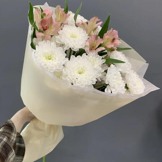 Стойкий букет с хризантемой и альстромерией
