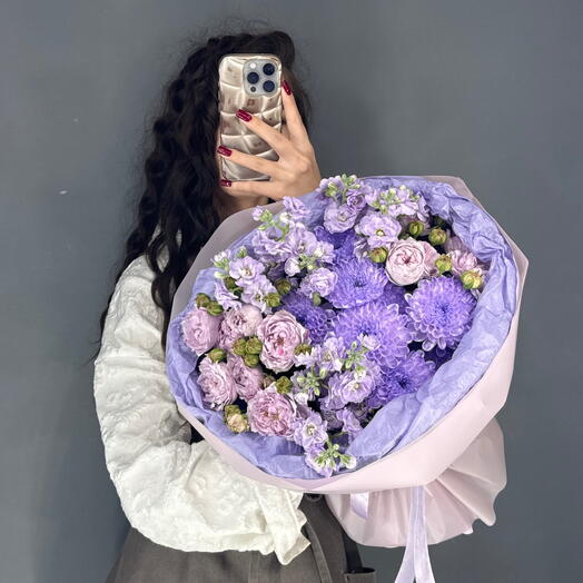 Авторский букет💜 из лавандовой маттиолы, кустовой розы и Хризантемы Алтай