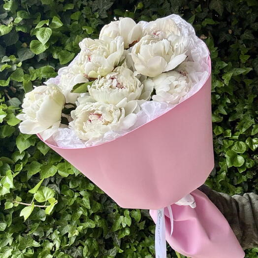 Букет белых ароматных пионов в модной упаковке💓