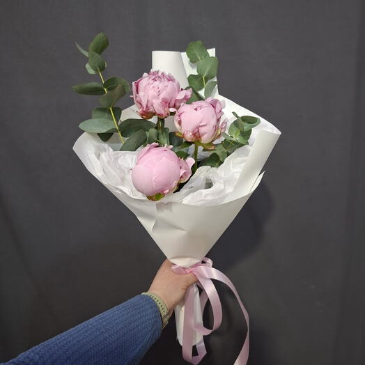 Букет из 3х розовых пионов с эвкалиптом🌸🌸🌸