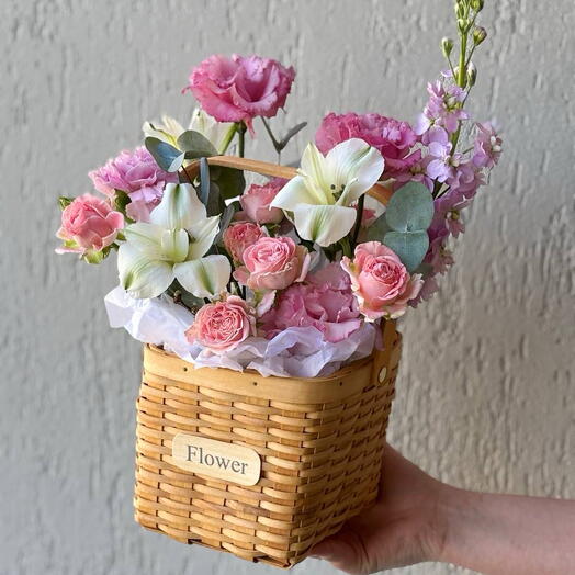 милая корзиночка из эустом, кустовых роз, альстромерии и маттиол 🌸