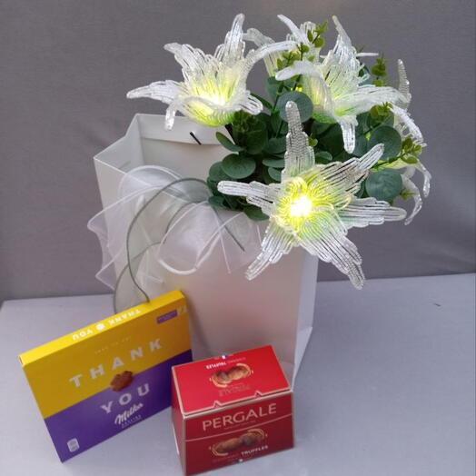 Glowing Beaded Lily Bouquet   Sweet Treats Gift Box Подарочный набор «Свет благодарности» с интерактивным букетом