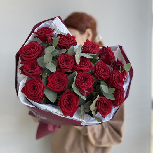 ️‍🔥17 алых роз с эвкалиптом