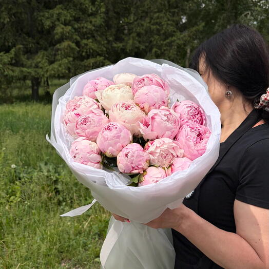 Моно букет из 17 пионов