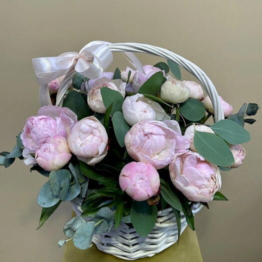Корзинка с пионами