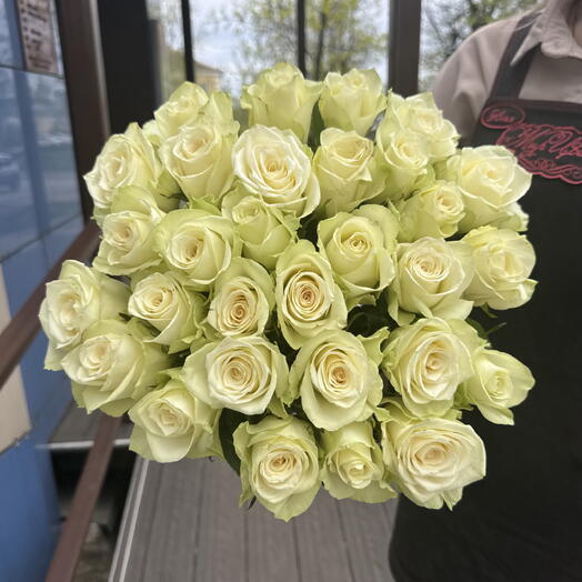 Букет из 31 белой розы