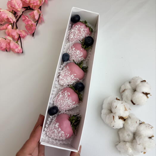 «Сладкий рай: клубника в шоколаде с кокосом и голубикой» 🫐 🍓🍫
