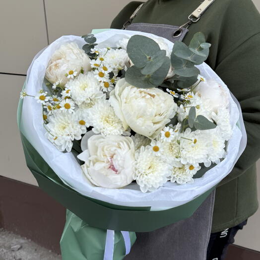 Букет из пионов, хризантем и ромашек