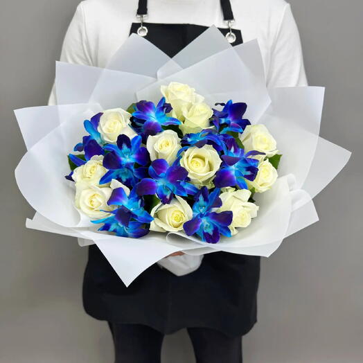 Букет роз и космических орхидей "дендробиум" от Flowerstorg N1080