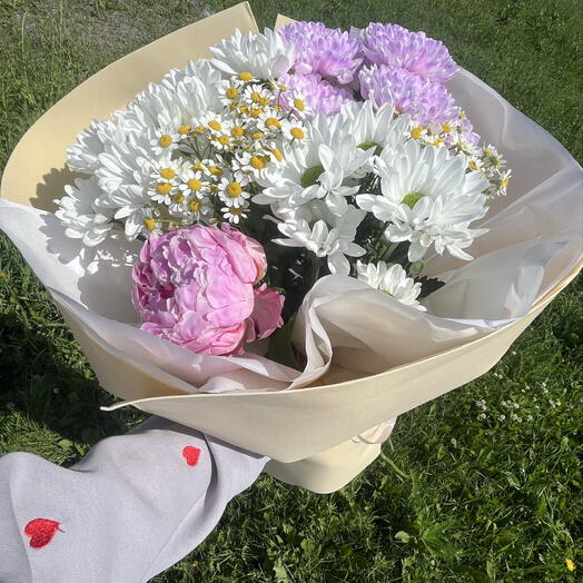 Букет с пионом, ромашкой и хризантемой