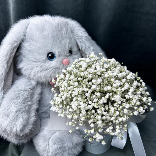 Композиция из зайца и гипсофилы🌸