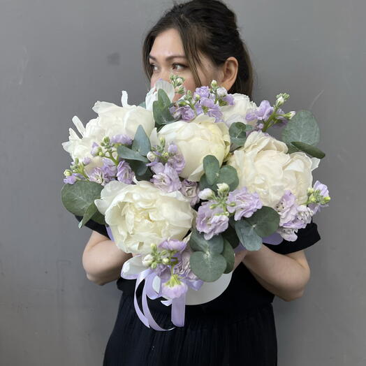 Пышные белые пионы и ароматная маттиола 💜