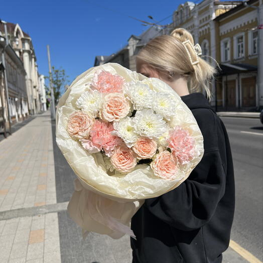Нюдовый букет со стойкими диантусами и кустовыми пионовидными розами