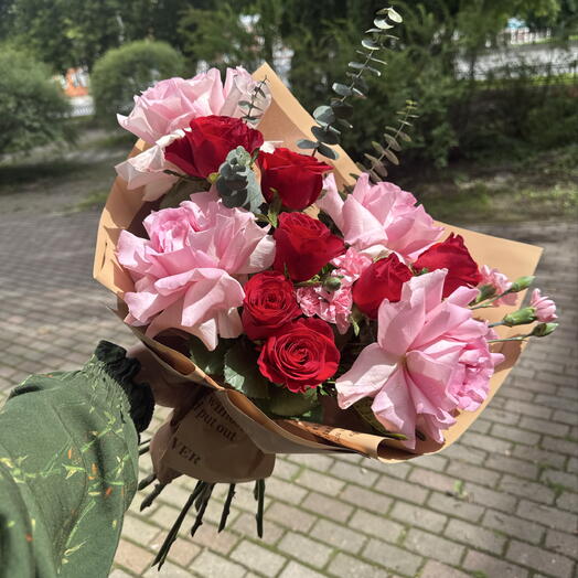 Букет с красными розами
