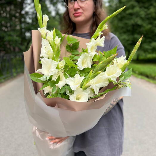 Белые гладиолусы