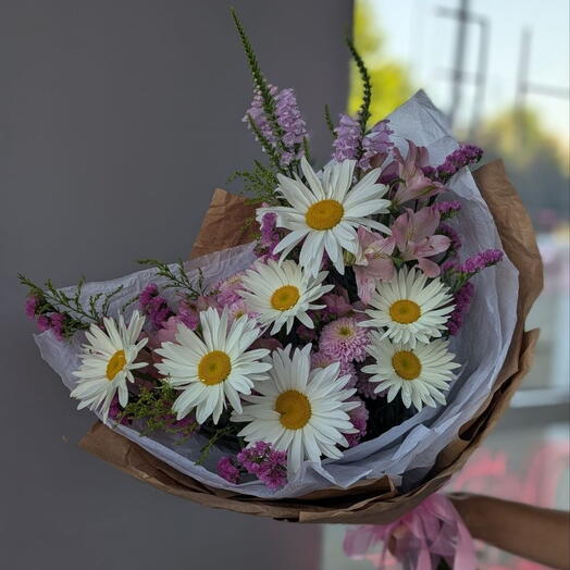 Полевой букет с ромашками и статицей