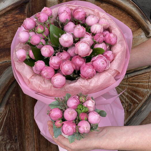 Pink combo, букет из кустовых пионовидных роз + композиция в кофейном стаканчике